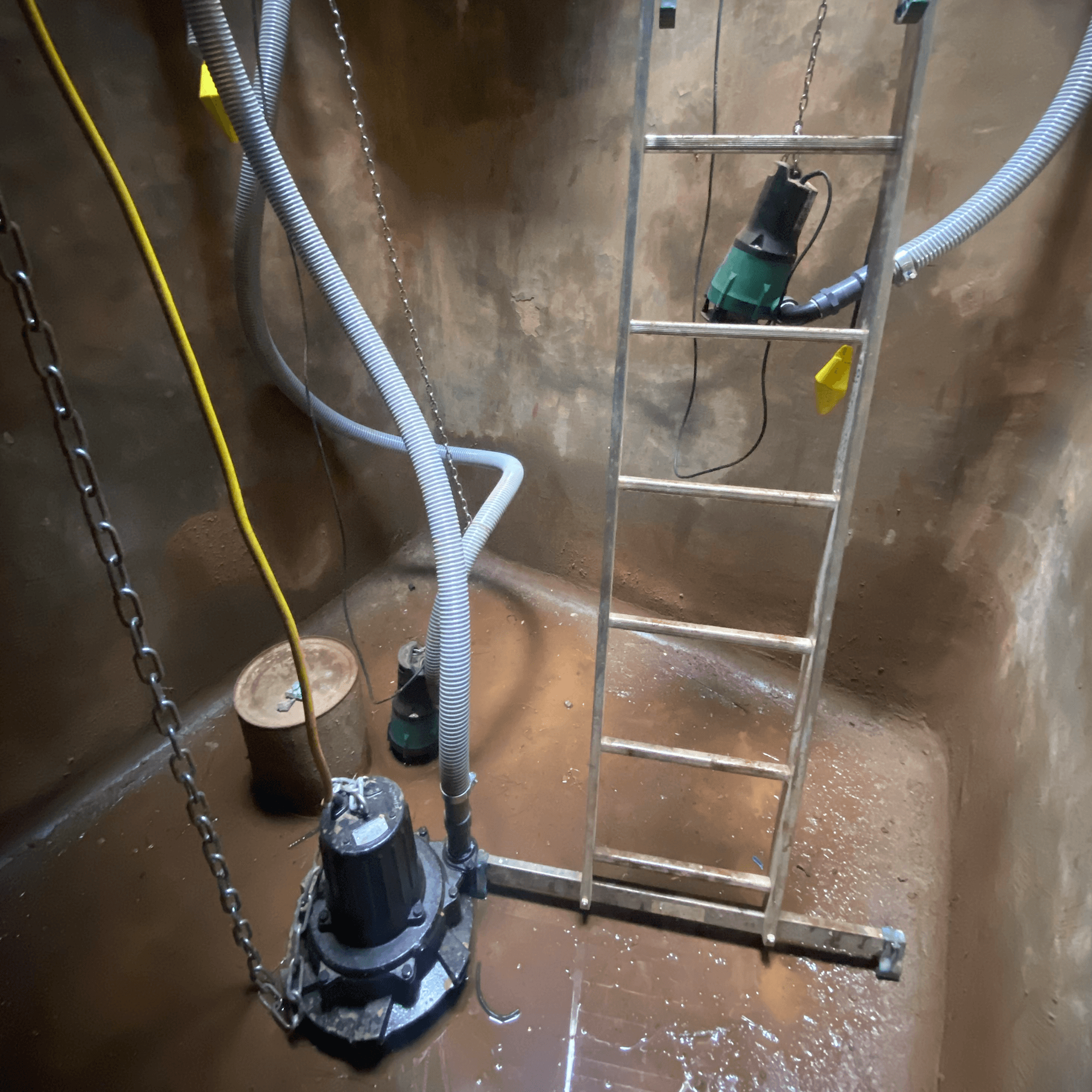 Vue de l'installation souterraine de la station d'epuration, avec les equipements proteges et integres.