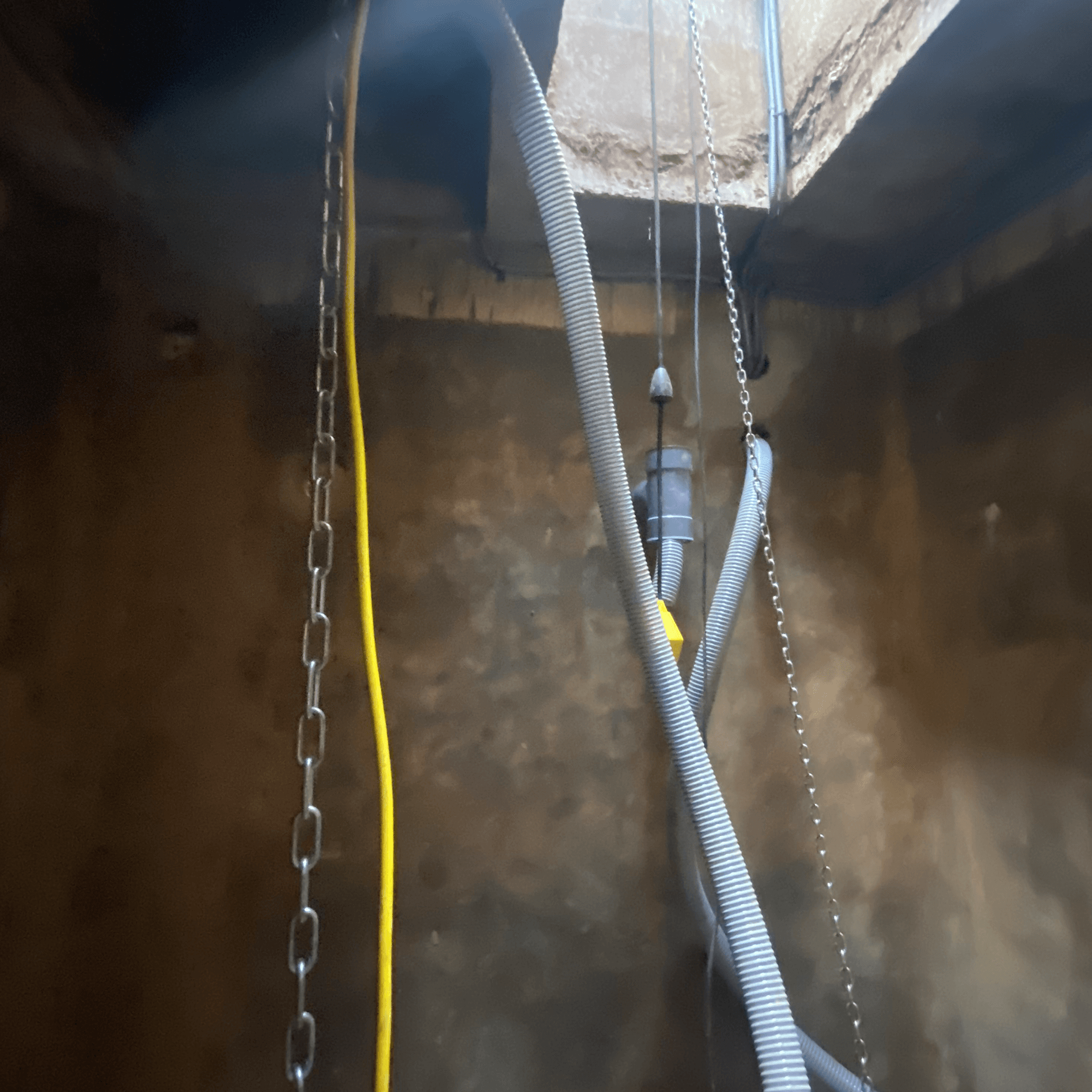 Vue de l'installation souterraine de la station d'epuration, avec les equipements proteges et integres.